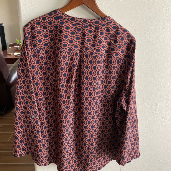 NY Collection Plus Size 3/4 Roll Tab Sleeve Y-Neck Blouse - Picture 4 of 5